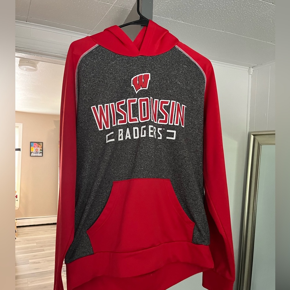 Size M Wisconsin Badgers Sweatshirt